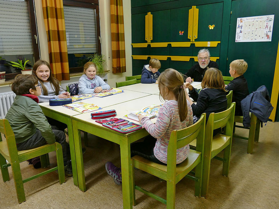 Symbolische Mantelteilung mit den Kommunionkindern (Foto: Karl-Franz Thiede)